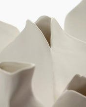 Charger l&#39;image dans la galerie, Vase en porcelaine &quot;Perfect imperfection&quot; M
