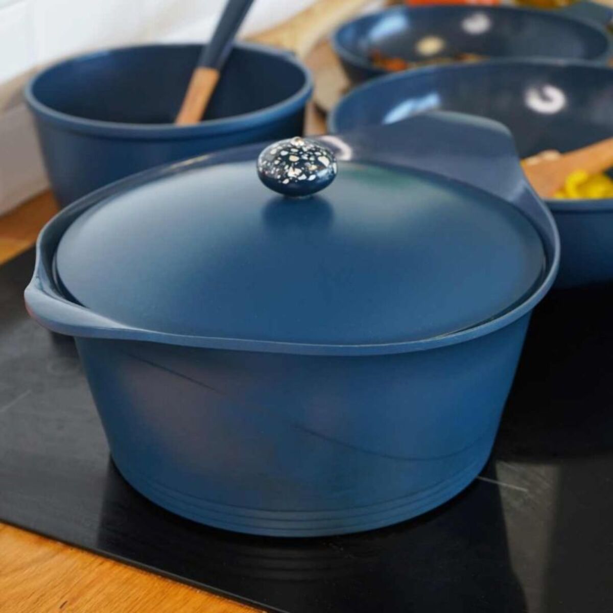 L'Incroyable Cocotte 24 cm bleu myrtille
