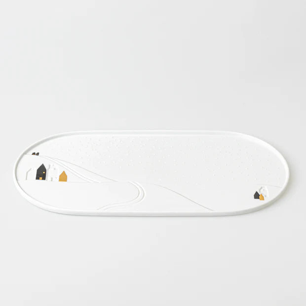 Plat de service en porcelaine avec petites maisons dorées