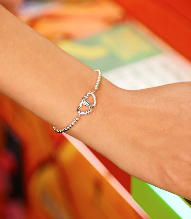 Bracelet avec coeurs entrelacés en plaqué argent