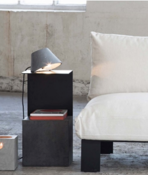 Bout de canapé ou table d'appoint design en métal et béton de SERAX 