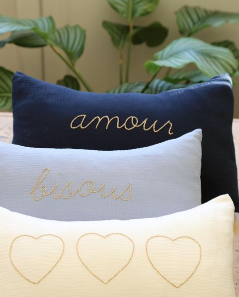 Coussin brodé à la main au fil doré 30 x 50 cm