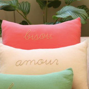 Coussin brodé à la main au fil doré 30 x 50 cm