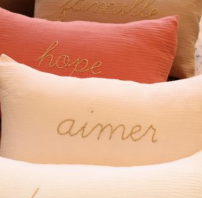 Coussin brodé à la main au fil doré 30 x 50 cm