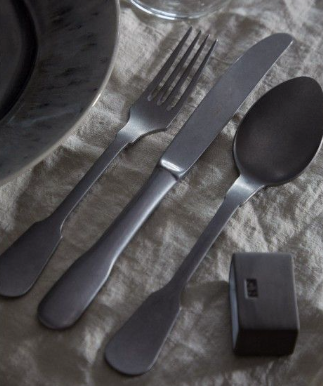 Ensemble de 24 couverts en acier brossé comme ' à l'ancienne'