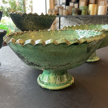 Charger l&#39;image dans la galerie, Coupe à fruits dentelée avec pied en poterie traditionnelle de Tamegroute
