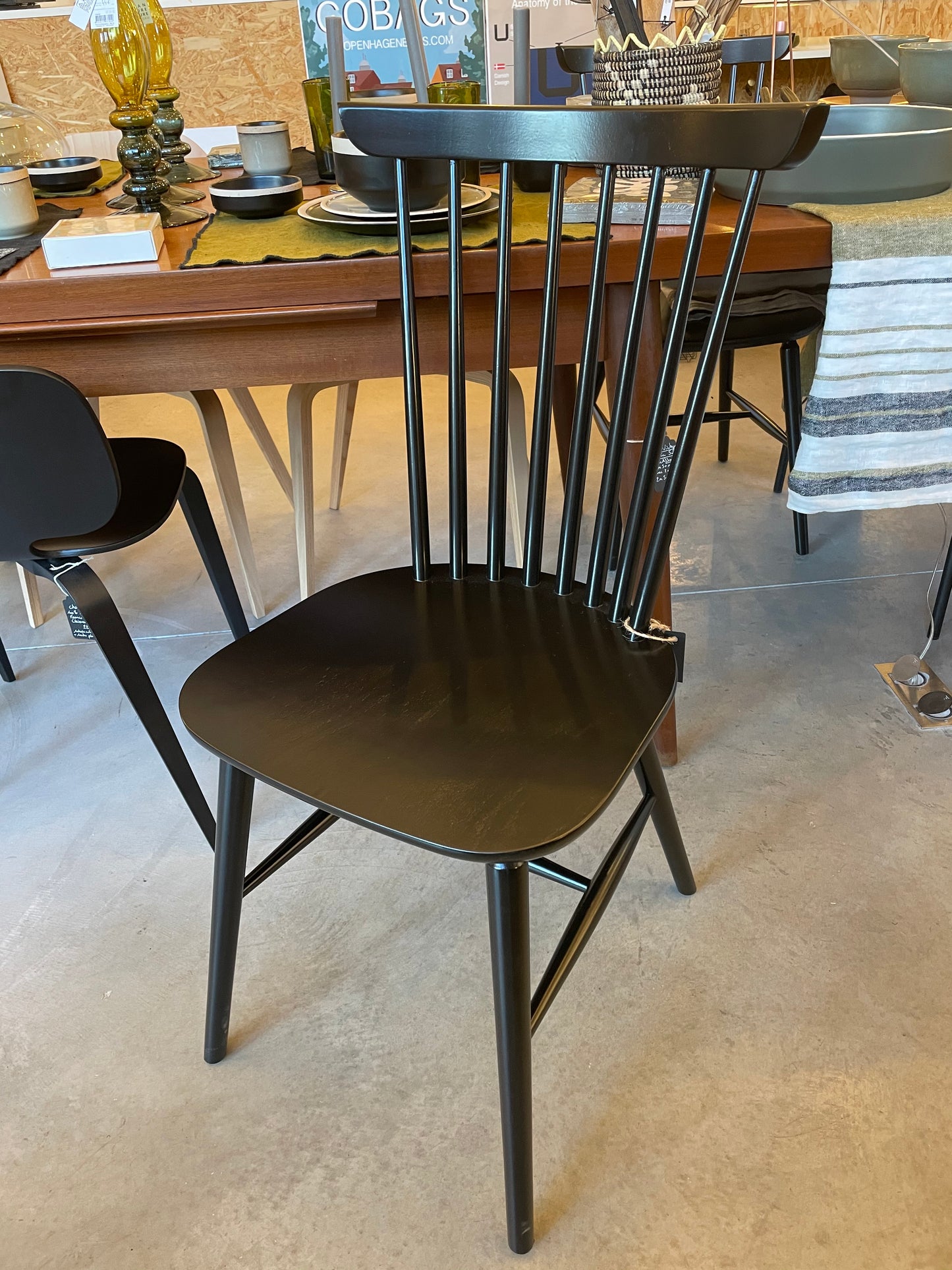 Chaise esprit vintage à la Tapiovara en bois de hêtre noir vendue par paire