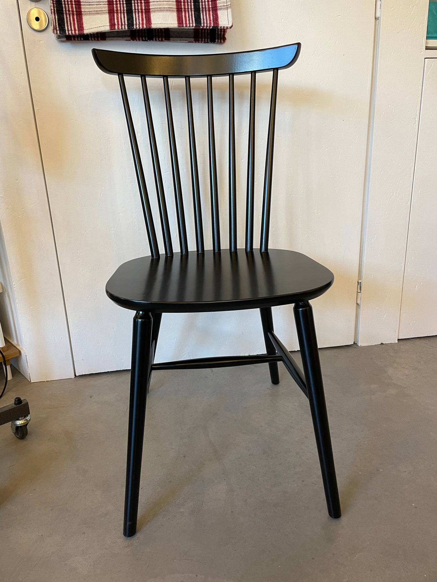 Chaise esprit vintage à la Tapiovara en bois de hêtre noir vendue par paire