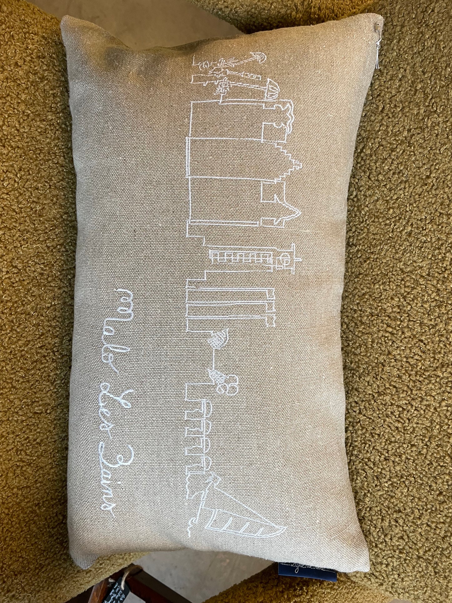 Coussin brodé à la main made in Les Hauts de France