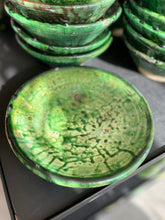 Charger l&#39;image dans la galerie, Assiette en poterie traditionnelle de Tamegroute

