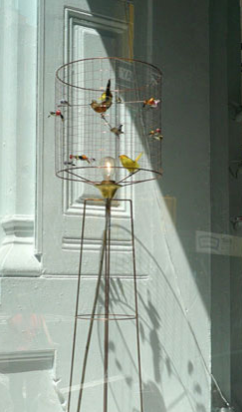 Le lampadaire Volière de Mathieu Challières est un iconique du design français, fabriqué à Paris. Avec ses oiseaux multicolores, chaque lampe est unique et originale.