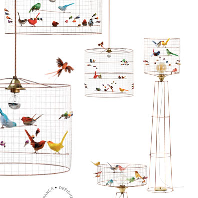 Le lampadaire Volière de Mathieu Challières est un iconique du design français, fabriqué à Paris. Avec ses oiseaux multicolores, chaque lampe est unique et originale.