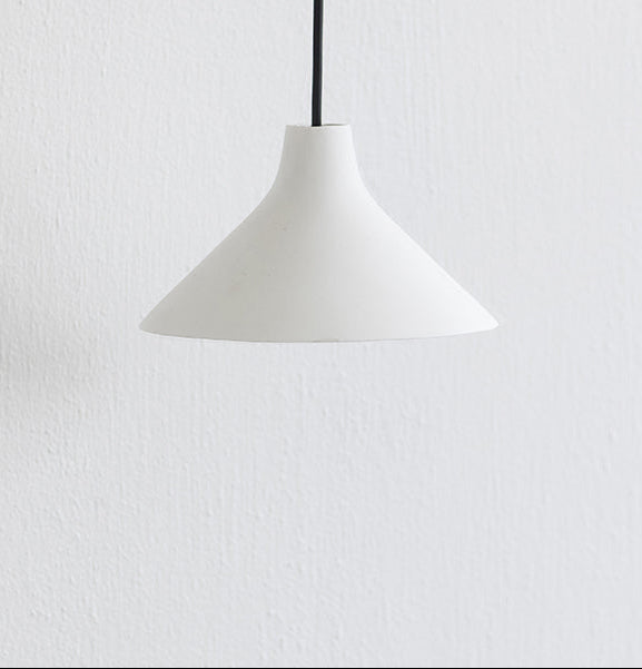 LAMPE A POSER EN METAL NOIR ET ABAT JOUR PORCELAINE BLANC SERAX