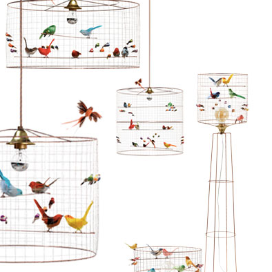 La lampe à poser Volière TAMBOUR de Mathieu Challières est un iconique du design français, fabriqué à Paris. Avec ses oiseaux multicolores, chaque lampe est uniqu…