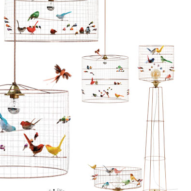 La lampe à poser Haute Volière de Mathieu Challières est un iconique du design français, fabriqué à Paris. Avec ses oiseaux multicolores, chaque lampe est uniqu…