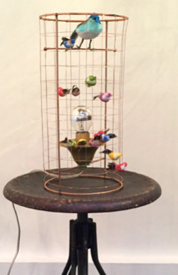 La MINI lampe à poser Volière de Mathieu Challières est un iconique du design français, fabriqué à Paris. Avec ses oiseaux multicolores, chaque lampe est unique.