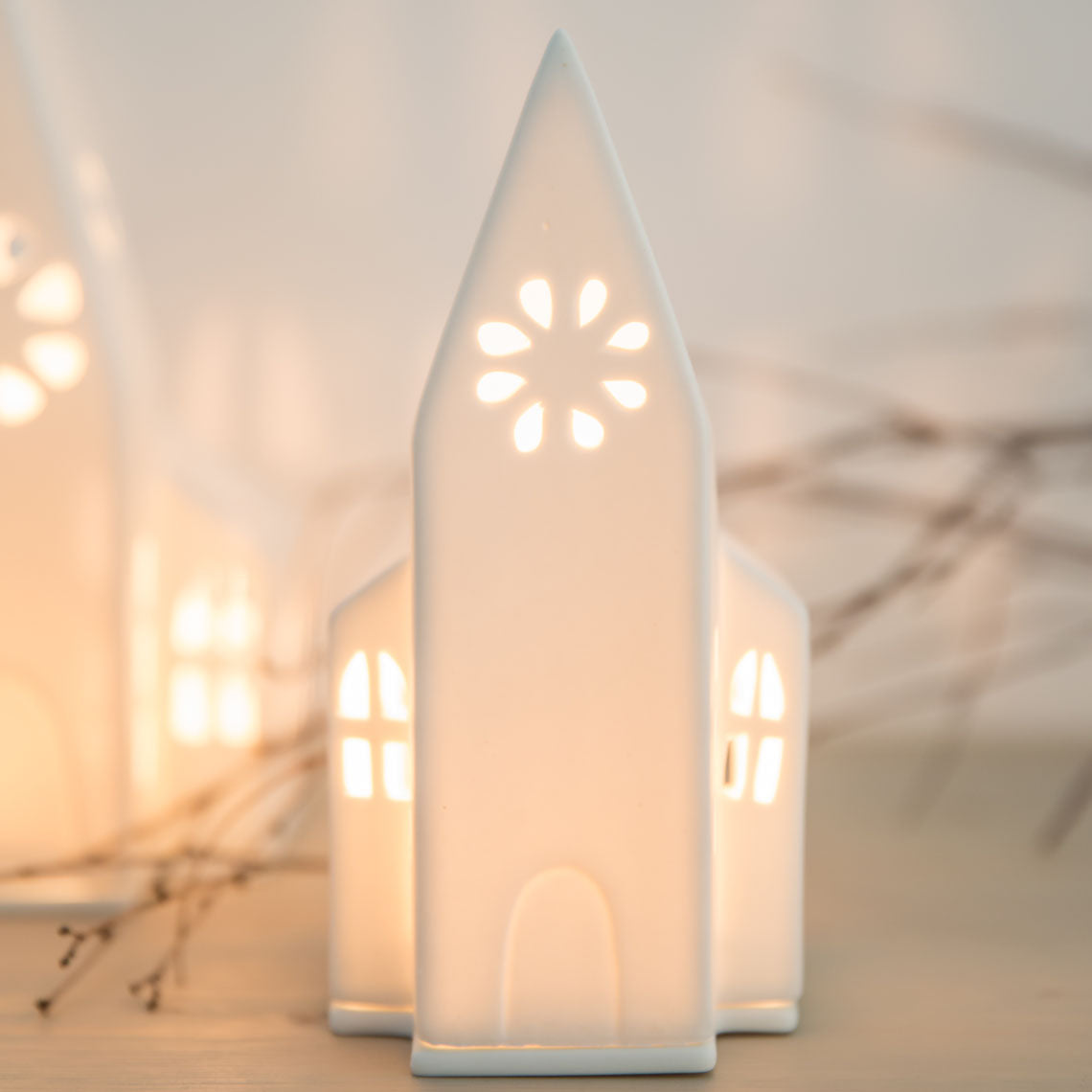 Photophore en porcelaine blanche en forme de petite église.