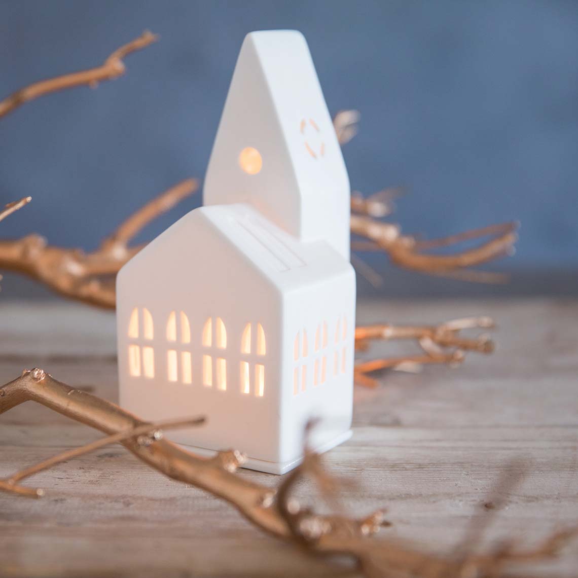 Photophore en porcelaine blanche en forme de petite église, vue de dos.