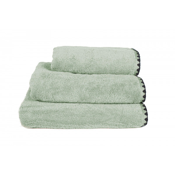 Serviettes d'invités en éponge, modèle Issey, coloris celadon.