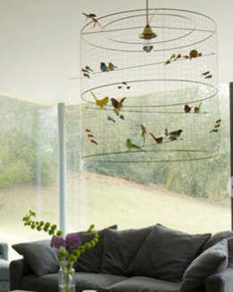 La suspension Haute Volière de Mathieu Challières est un iconique du design français, fabriquée à Paris. Avec ses oiseaux multicolores, chaque lampe est unique.