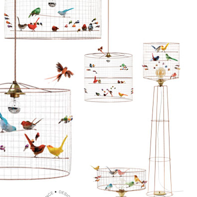 La suspension Haute Volière de Mathieu Challières est un iconique du design français, fabriquée à Paris. Avec ses oiseaux multicolores, chaque lampe est unique.