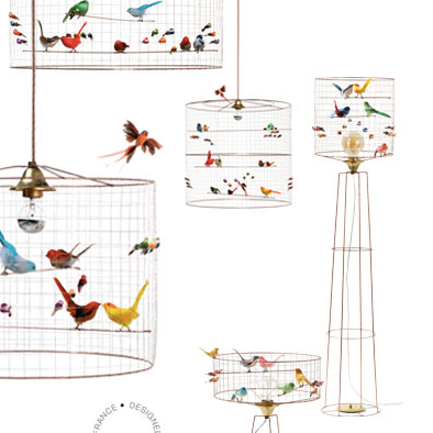 La suspension petite Volière de Mathieu Challières est un iconique du design français, fabriquée à Paris. Avec ses oiseaux multicolores, chaque lampe est unique.