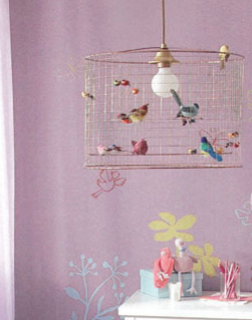 La suspension petite Volière de Mathieu Challières est un iconique du design français, fabriquée à Paris. Avec ses oiseaux multicolores, chaque lampe est unique.