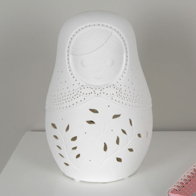 Veilleuse en porcelaine en forme de poupée russe.