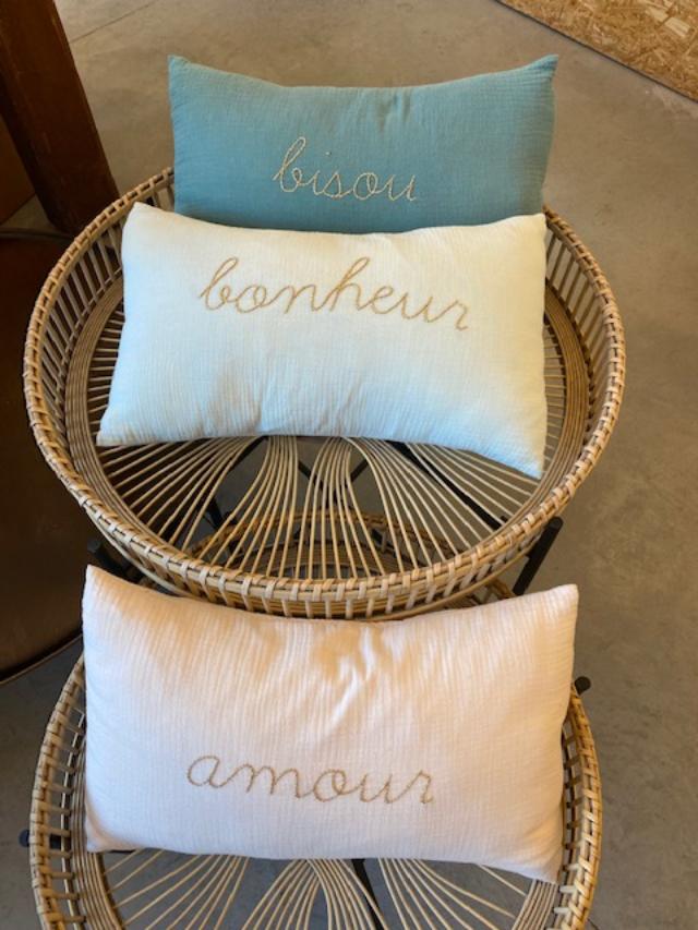 Coussin brodé à la main au fil doré 30 x 50 cm