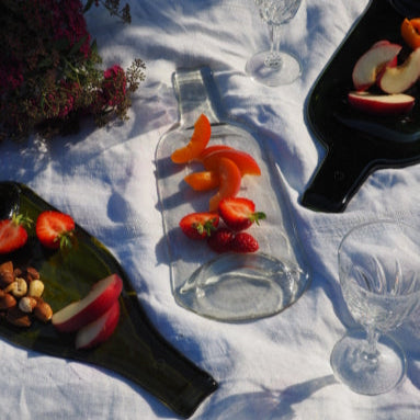 Planches apéritives de couleurs différentes Q de bouteilles