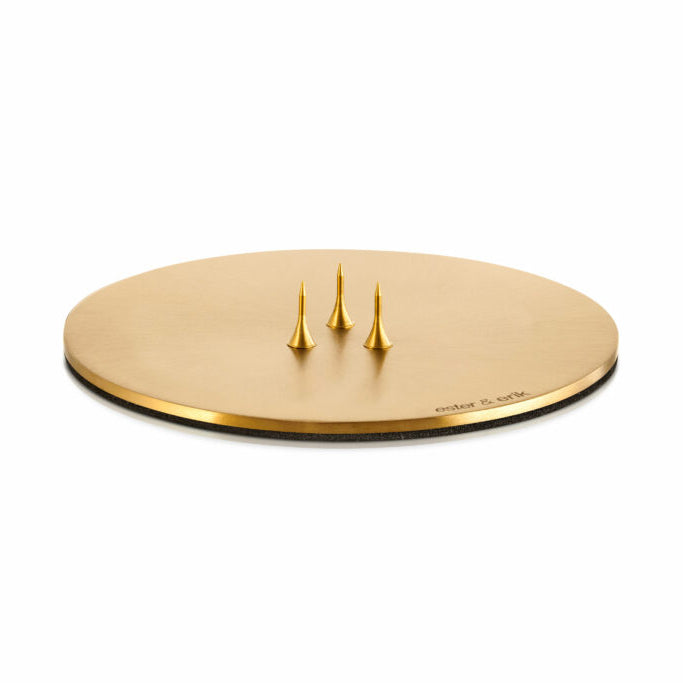 Assiette à bougie doré mat avec 3 piquots pour planter les bougies à poser. 