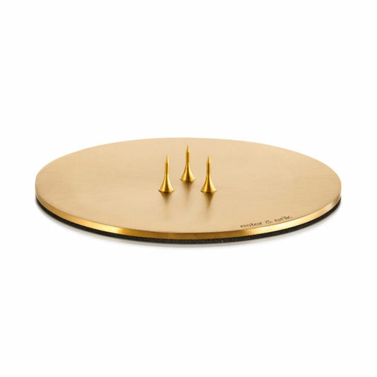 Assiette à bougie doré mat avec 3 piquots pour planter les bougies à poser. 