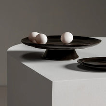 Charger l&#39;image dans la galerie, Assiette sur pied bas &quot;La Mère&quot; de Marie Michielssen pour Serax
