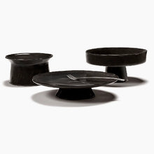 Charger l&#39;image dans la galerie, Assiette sur pied bas &quot;La Mère&quot; de Marie Michielssen pour Serax
