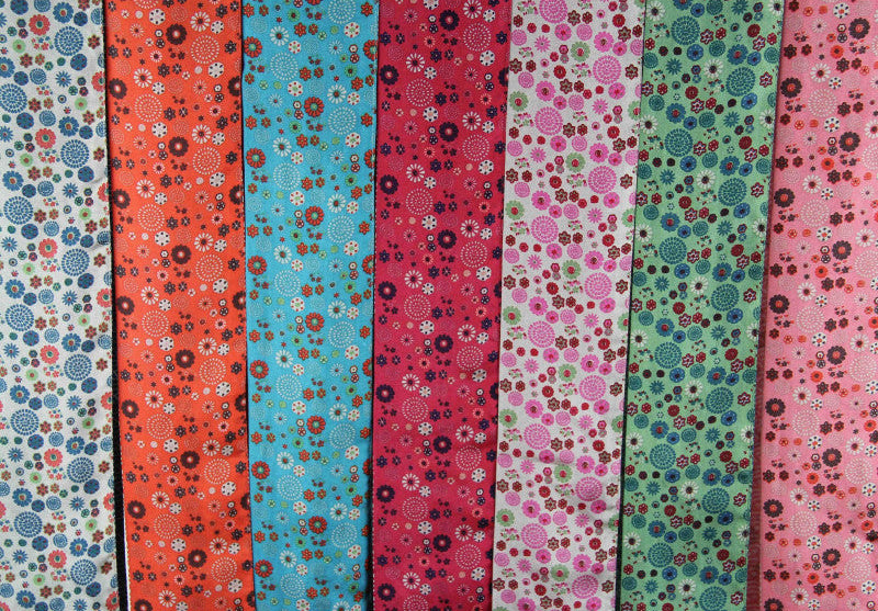 Bandeaux de soie, collection Akiko, petit motif floral coloré. 