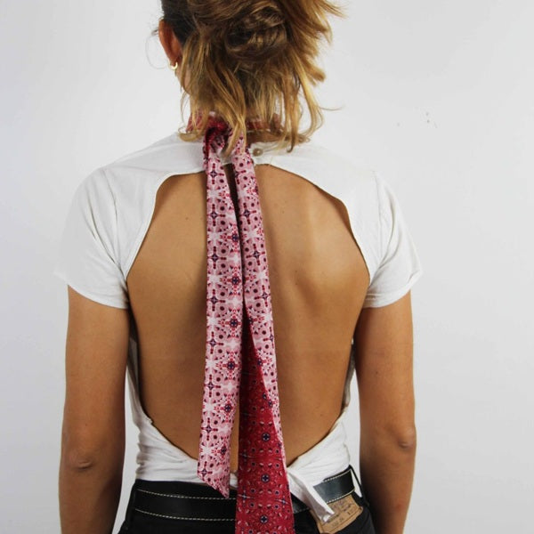 Bandeau en soie porté autour du cou et tombant dans le dos.