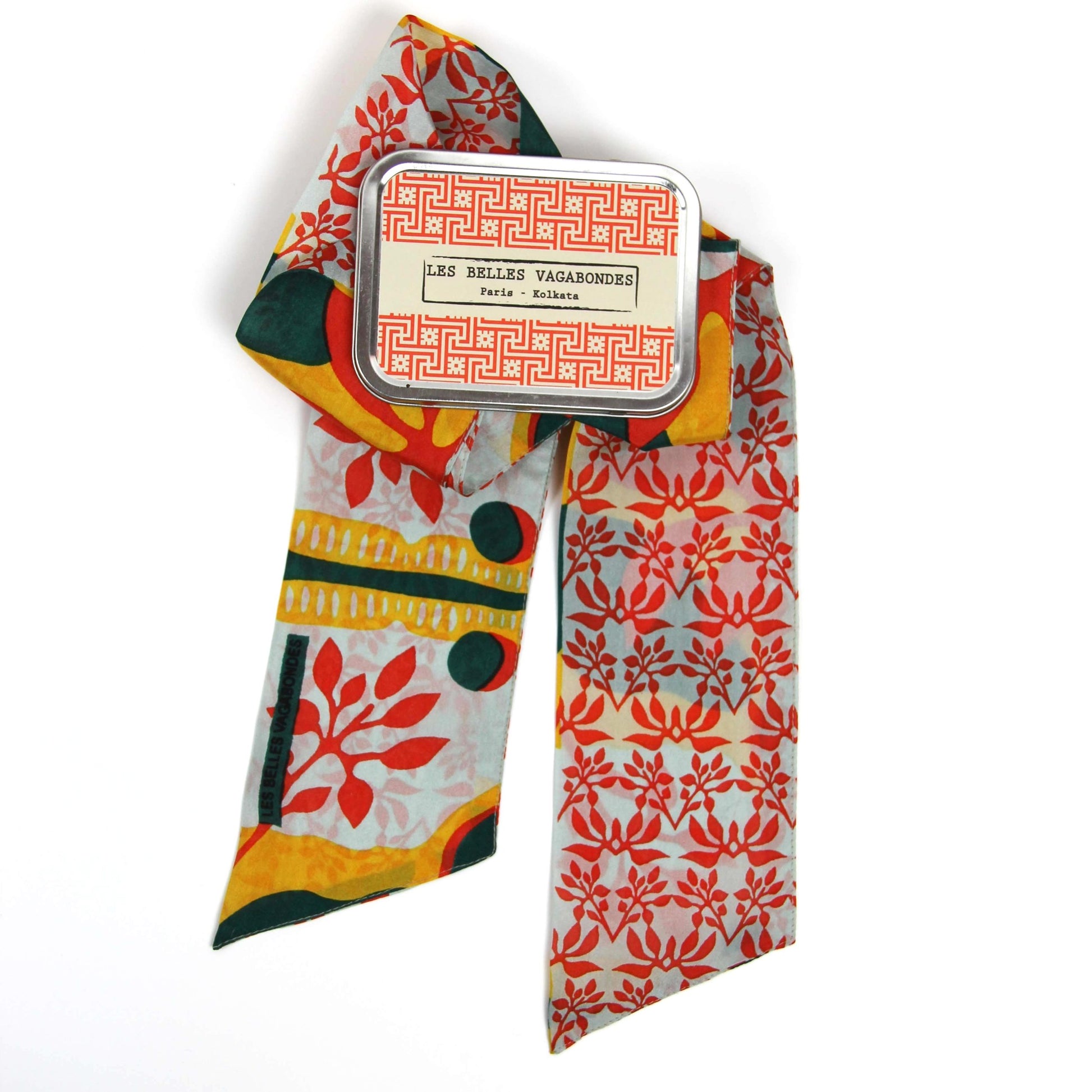 Bandeau en soie avec un motif végétal et organique, dans les tons jaune, orange, blanc et orange vif. 