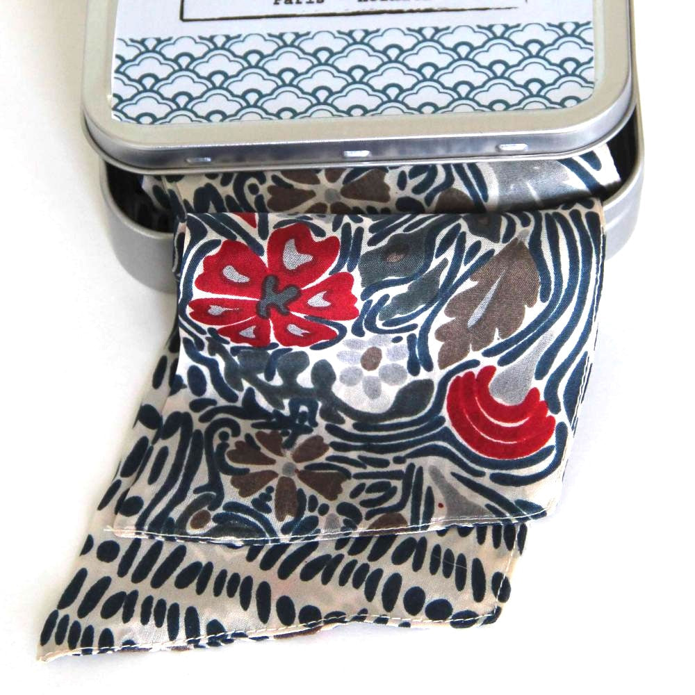 Bandeau en soie avec un motif floral et végétal, dans les tons bleu foncé, rouge, marron et gris.