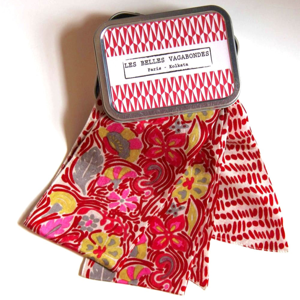 Bandeau en soie avec un motif floral et végétal, dans les tons rose, rouge, jaune et taupe. 