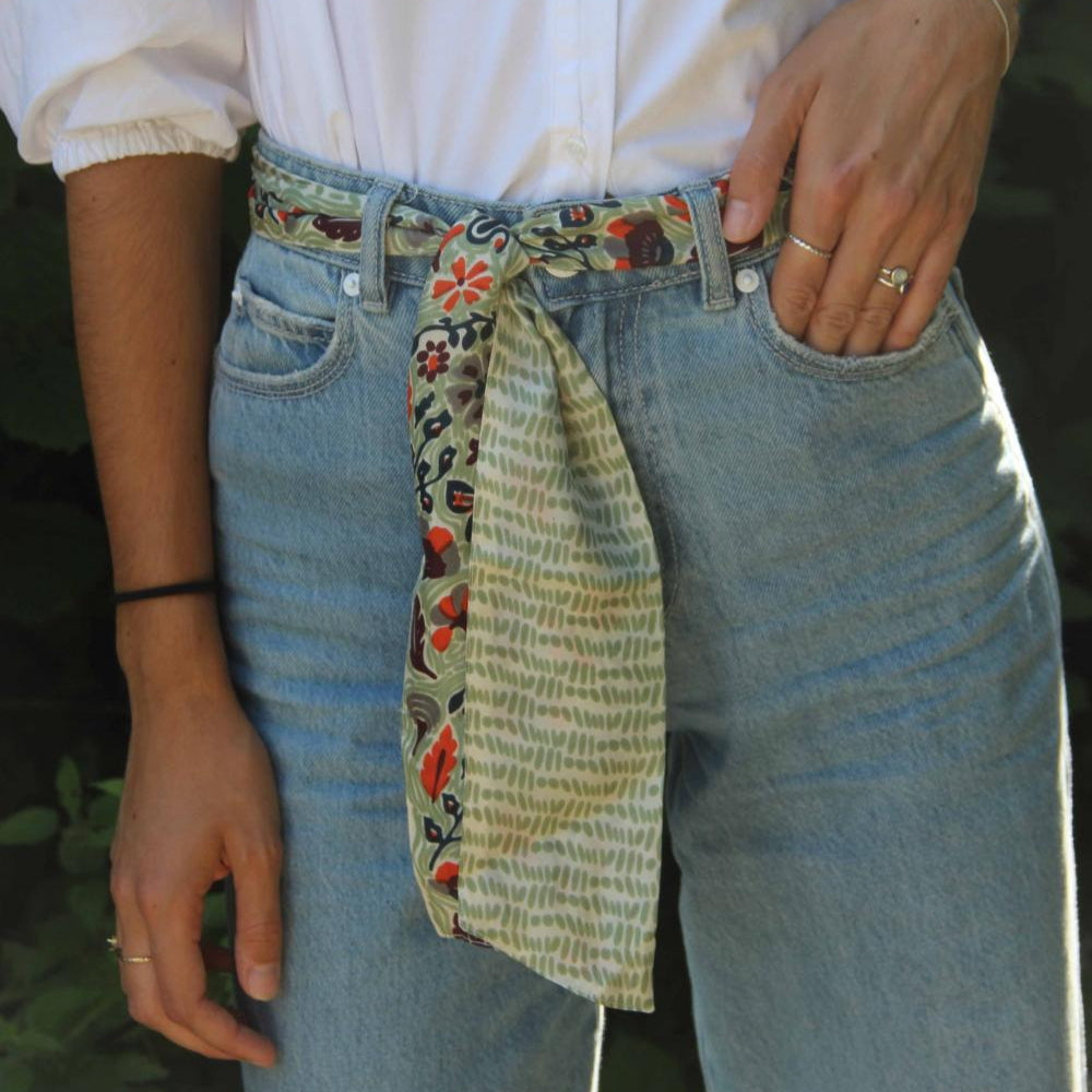 Bandeau en soie porté en ceinture.