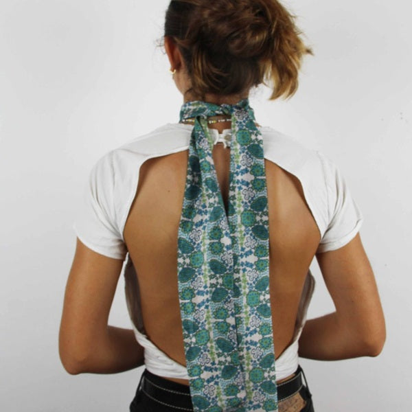 Bandeau en soie porté autour du cou et tombant dans le dos.