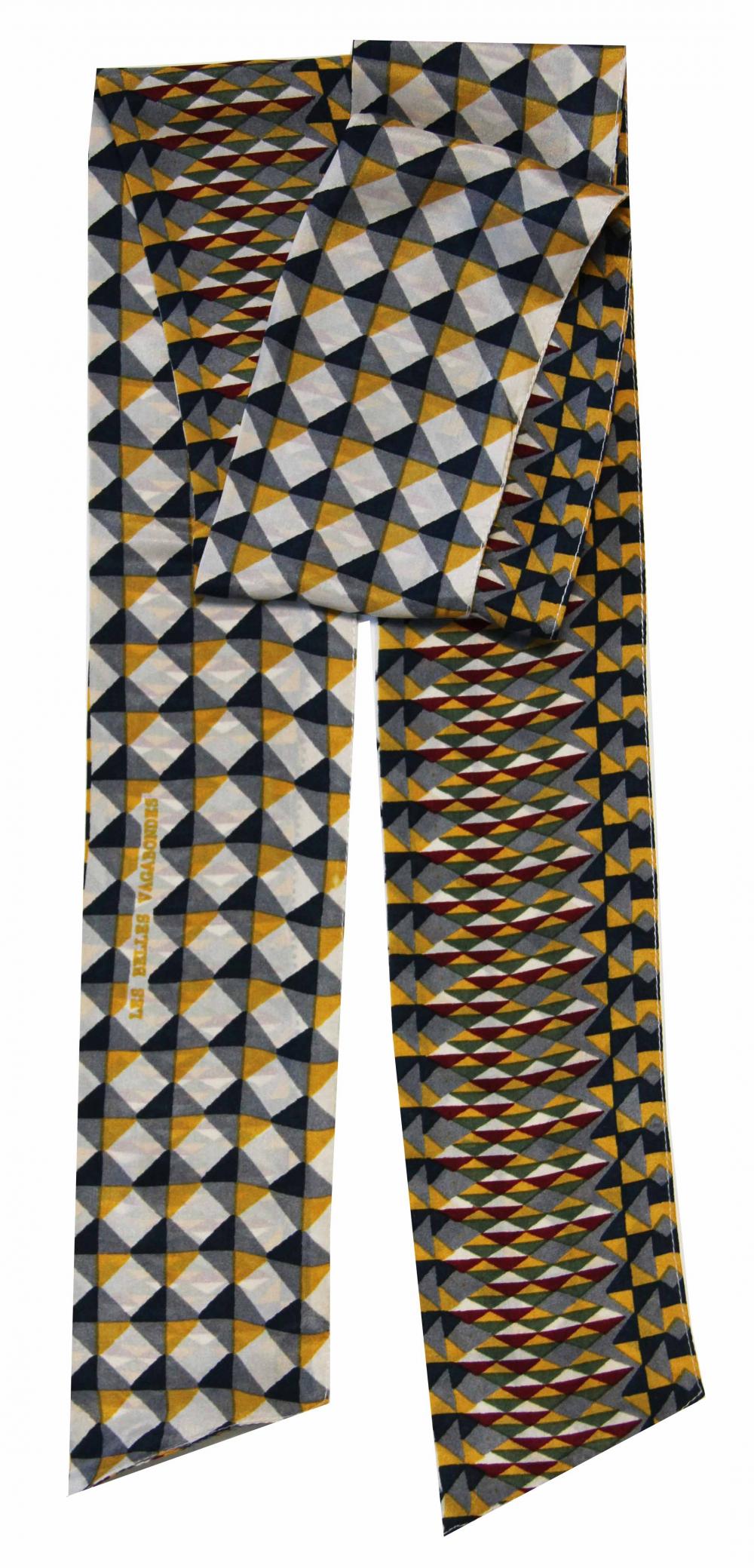 Bandeau en soie avec un motif géométrique, dans les tons gris, jaune et bordeaux.