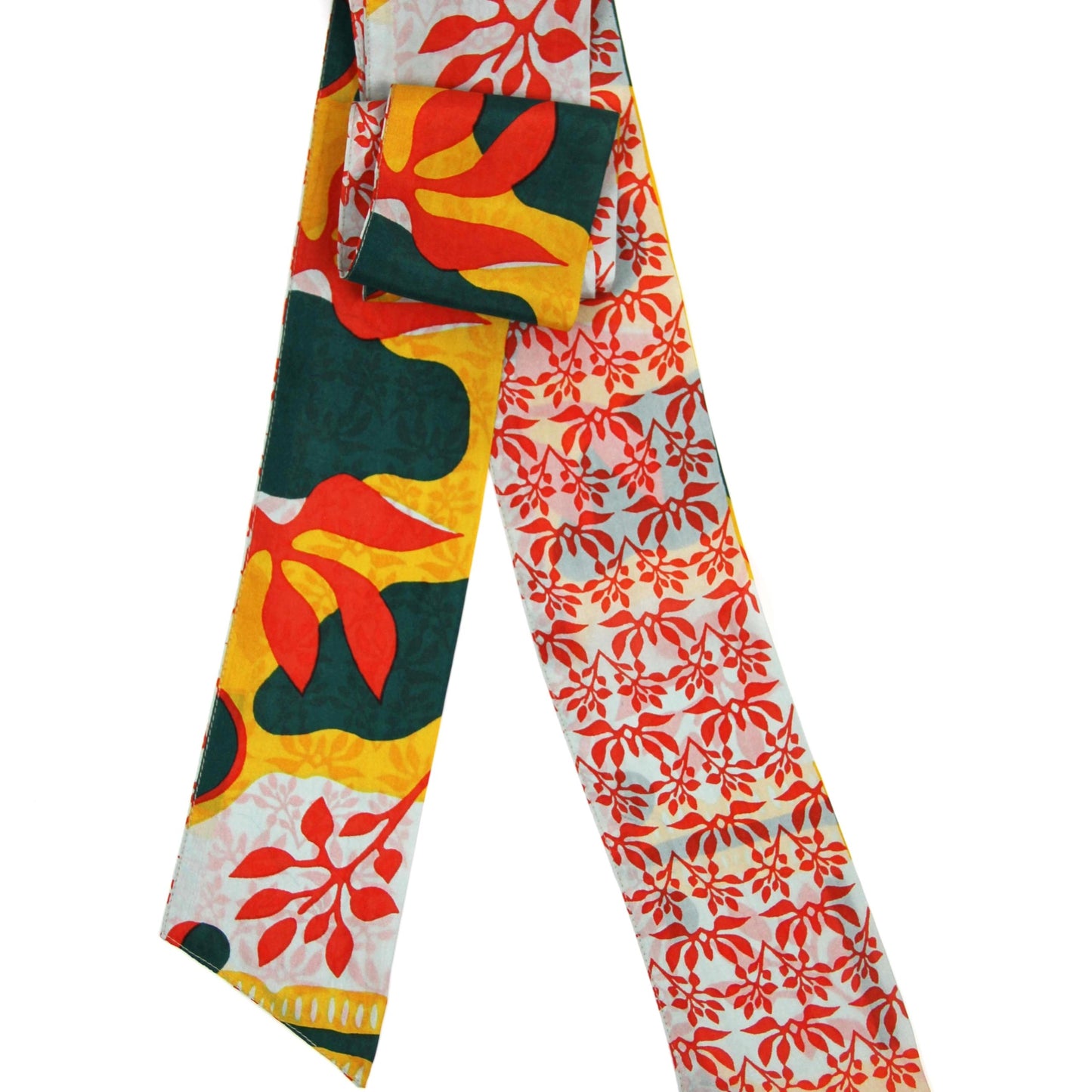 Bandeau en soie avec un motif végétal et organique, dans les tons jaune, orange, blanc et orange vif. 