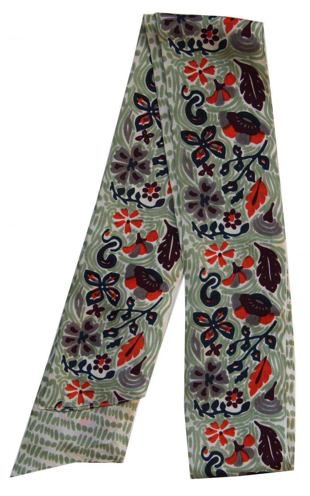 Bandeau en soie avec un motif floral et végétal, dans les tons vert kaki, gris, noir et orange vif. 