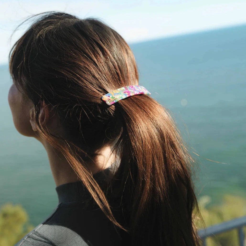 Femme portant une barrette 9 cm en queue de cheval, coloris multicolore.