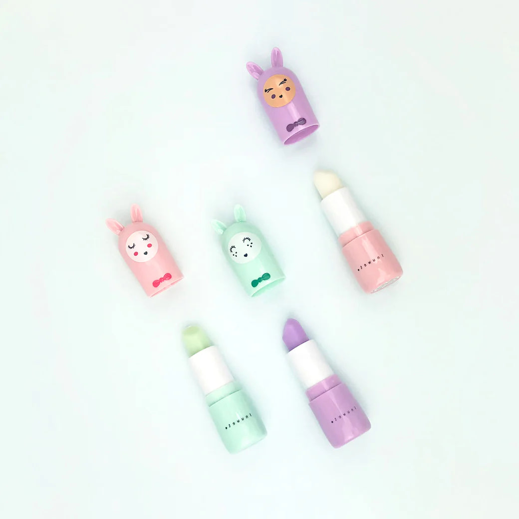 Baumes à lèvre en forme de lapins colorés, différents parfums.