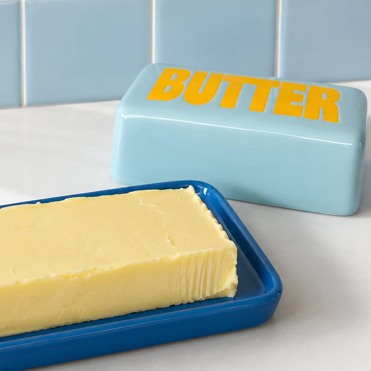 Beurrier bleu fantaisie en céramique.