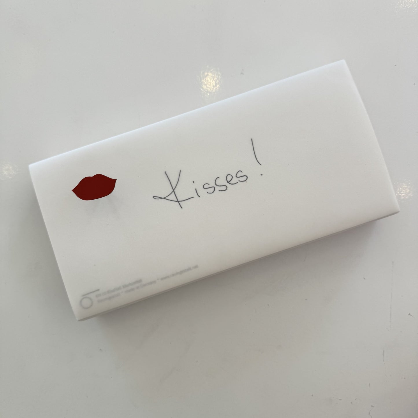 Bloc notes décoratif sur un support de chêne avec un clou "Bouche rouge"