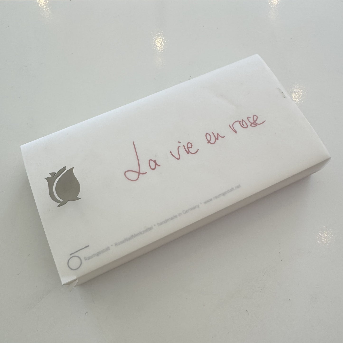 Bloc-notes décoratif sur un support de chêne avec un clou "Rose"
