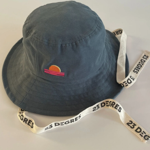 Bob bleu gris avec logo sur les rubans intégrés et broderie de coucher de soleil 